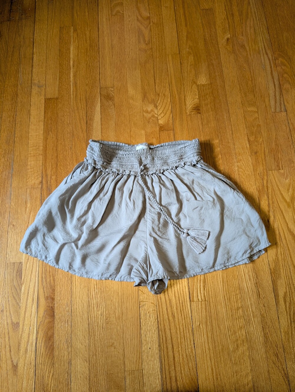 :Wilfred Aritzia High Waisted Smocked Tassel Shorts Light Taupe Small